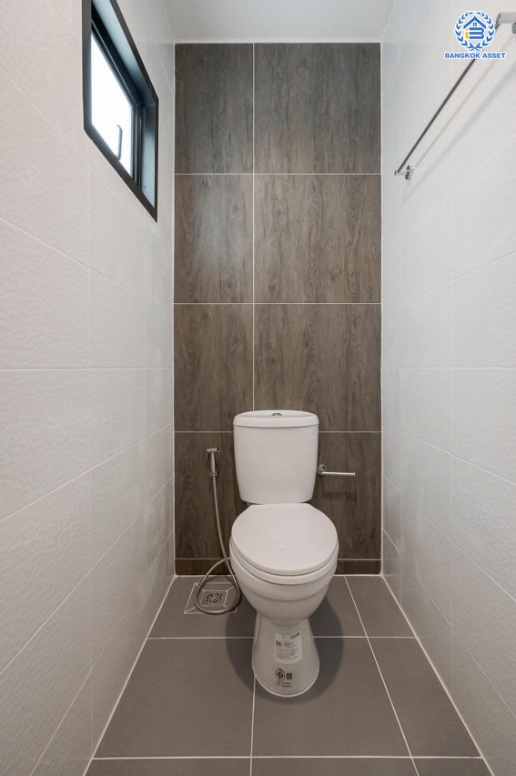 บ้านมือสองตกแต่งใหม่ โครงการ มณธานี บางแค บ้านเดี่ยว 3 ชั้น ดีไซน์หรูหรา เนื้อที่กว้าง 56.40 ตร.ว. พื้นที่ใช้สอย 240 ตร.ม. ฟังก์ชัน 5 ห้องนอน 4 ห้องน้ำ 2 ที่จอดรถ ฟังก์ชันครบตอบทุกไลฟ์สไตล์ บนทำเลศักยภาพ เชื่อมต่อถนนกาญจนาภิเษก ใกล้เดอะมอลล์บางแค ใกล้รถไฟฟ้าสายสีน้ำเงิน "สถานีหลักสอง" และจุดขึ้นทางด่วน "กาญจนาภิเษก"